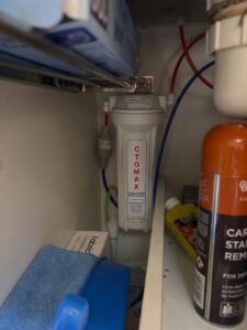 Single undersink water filter